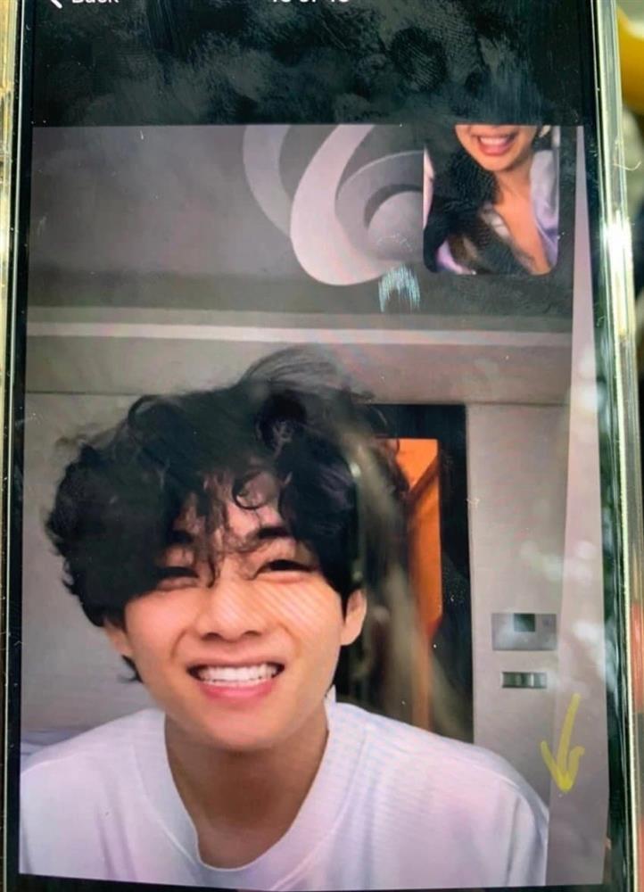 Ảnh hẹn hò nắm tay, hôn trán đình đám của Jennie và V (BTS)-2