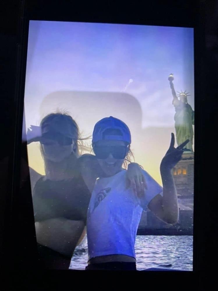 Ảnh hẹn hò nắm tay, hôn trán đình đám của Jennie và V (BTS)-4