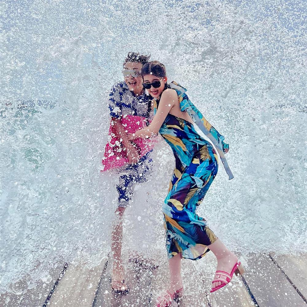 Thật tưởng đùa: Ngân Anh và hôn phu bị sóng đánh te tua-3