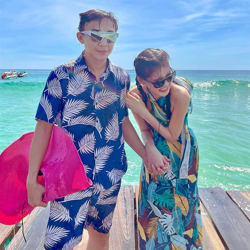 Thật tưởng đùa: Ngân Anh và hôn phu bị sóng đánh te tua-4