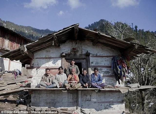 Người phụ nữ kết hôn với 5 anh em ruột, mỗi đêm qua lại với 1 người-3