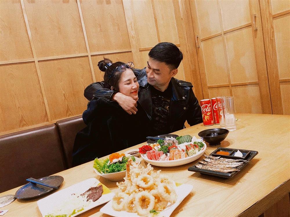 Cuộc hôn nhân ngọt ngào của diễn viên Duy Hưng và bà xã 9X-5