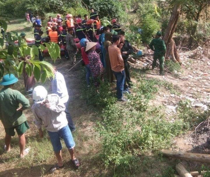 Đang chụp ảnh thì trượt chân, 2 bé gái bị nước suối cuốn mất tích-1