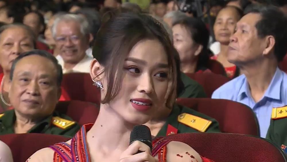 Đỗ Thị Hà - Phương Nhi cùng lên truyền hình, ai đẹp hơn?-5