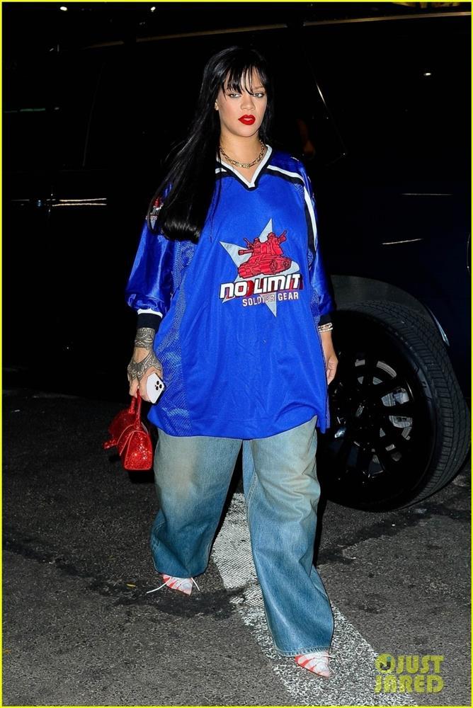 Rihanna mặc đồ quá khổ, trang điểm trắng bệch ra phố-1