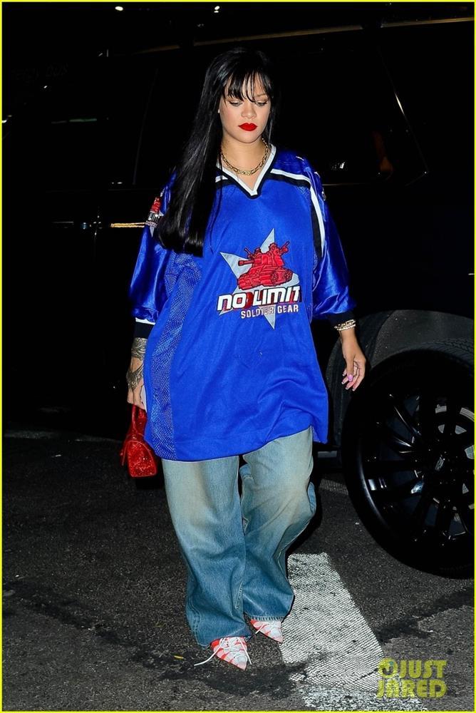 Rihanna mặc đồ quá khổ, trang điểm trắng bệch ra phố-3
