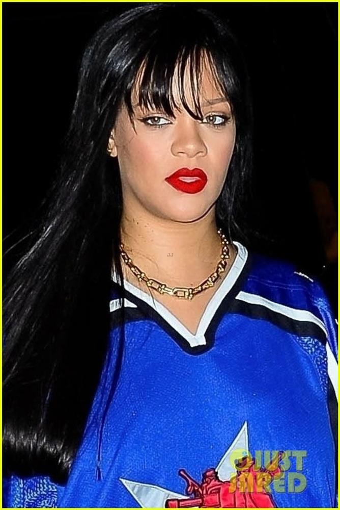 Rihanna mặc đồ quá khổ, trang điểm trắng bệch ra phố-4