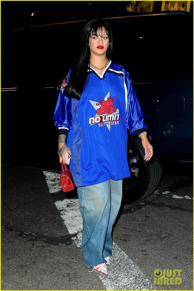 Rihanna mặc đồ quá khổ, trang điểm trắng bệch ra phố-5