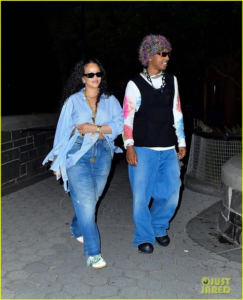 Rihanna mặc đồ quá khổ, trang điểm trắng bệch ra phố-6