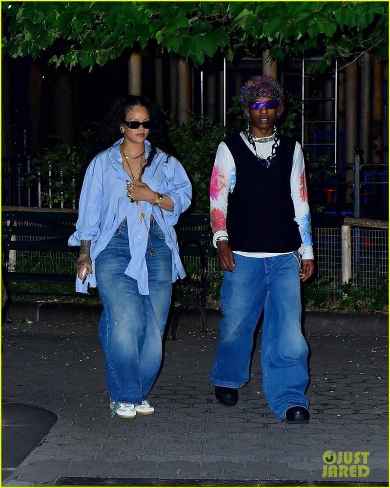 Rihanna mặc đồ quá khổ, trang điểm trắng bệch ra phố-7
