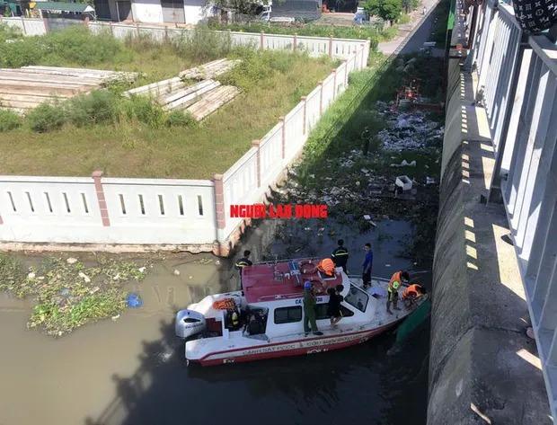 Hàng trăm người hiếu kỳ xem vớt thi thể trôi sông ở Bạc Liêu-1