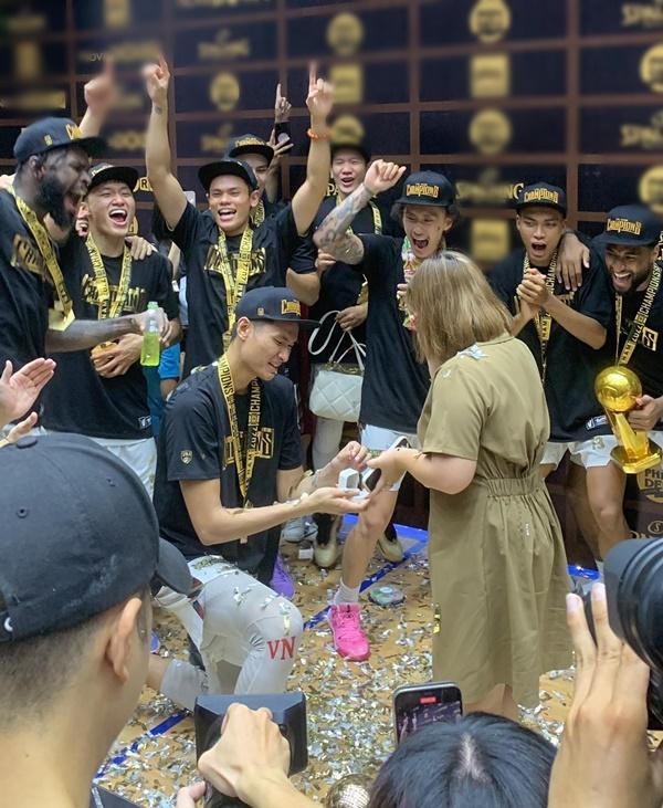 Màn cầu hôn của cầu thủ bóng rổ cao 2,03m khiến bạn gái bật khóc-2