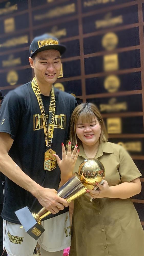 Màn cầu hôn của cầu thủ bóng rổ cao 2,03m khiến bạn gái bật khóc-4