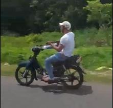 Clip: Thanh niên cực ngầu lái xe bằng chân, tay ôm đàn đánh-1