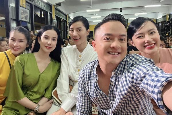 Em gái Angela Phương Trinh vất vả vì nước ngập do bão Noru-8