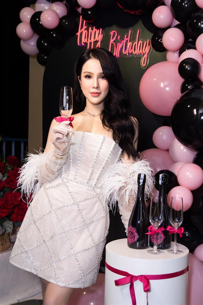 Nhan sắc Diệp Lâm Anh, Angela Phương Trinh trong ảnh bị tag-6