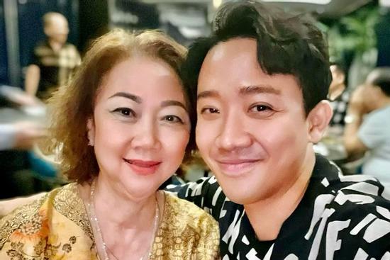 Xuất hiện cùng Trấn Thành, ngoại hình mẹ đẻ chiếm spotlight