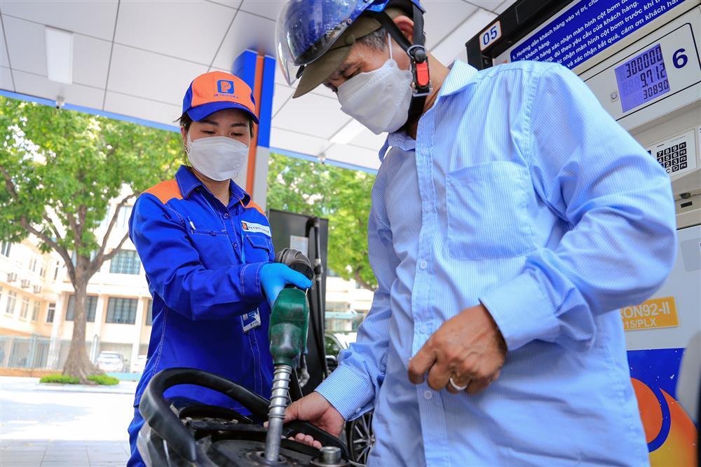 Giá xăng sẽ giảm mạnh, giá dầu tăng đột biến?-1