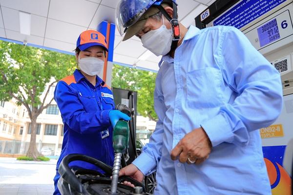 Giá xăng giảm 430 đồng/lít, dầu tăng giá mạnh-2