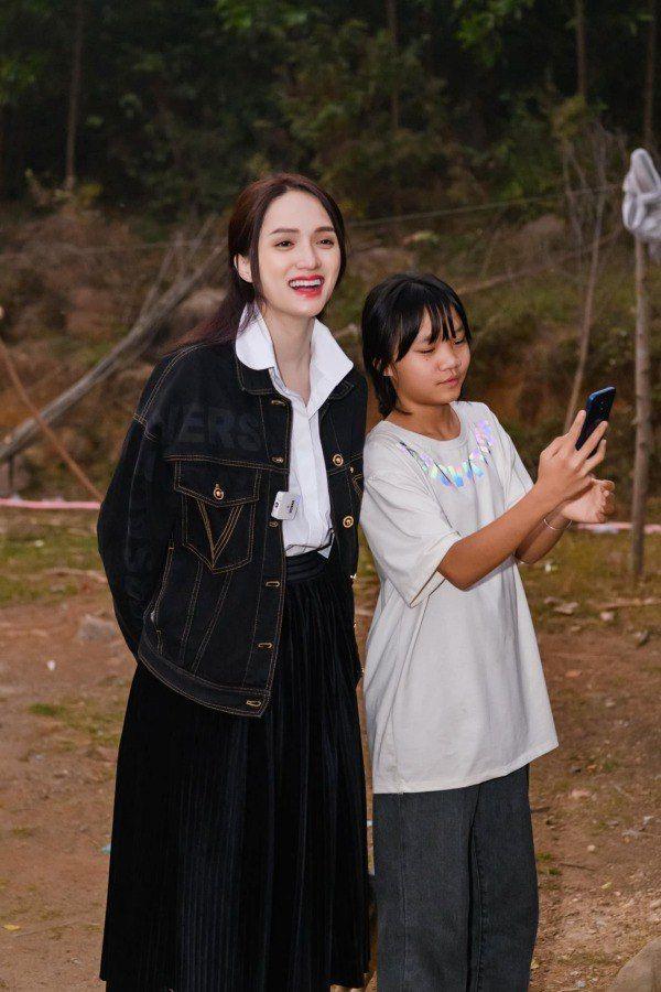 Diện style nữ sinh: Hương Giang hack tuổi, Lâm Vỹ Dạ cưa sừng-2