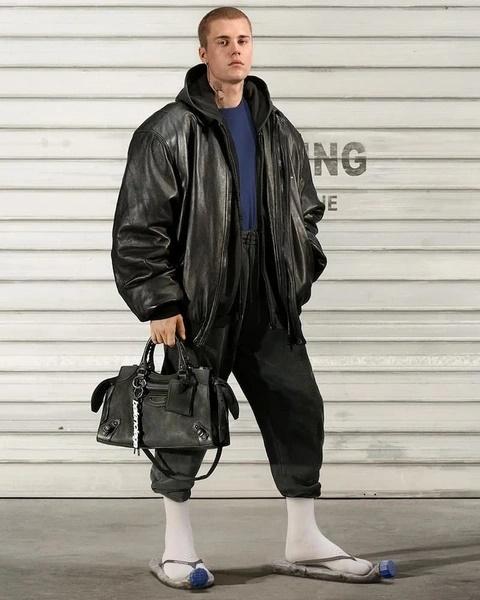 Thực hư hình Justin Bieber đi dép vỏ chai nhựa 21 triệu đồng-1