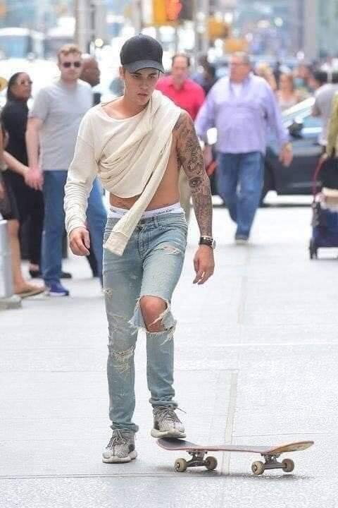 Thực hư hình Justin Bieber đi dép vỏ chai nhựa 21 triệu đồng-6
