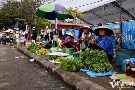 Chờ 2 năm để ăn thịt trâu chọi, khách chi tiền triệu mua về