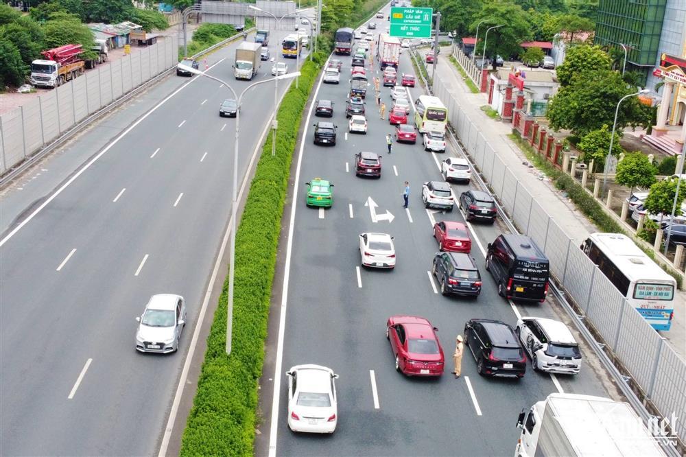 Kết thúc nghỉ lễ 2/9, kẹt xe 2km ở cửa ngõ vào Hà Nội-4