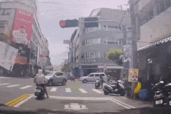 Clip: Chờ đèn đỏ, người phụ nữ bị tai họa đổ ập xuống đầu