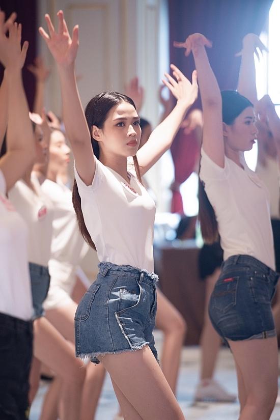 Đỗ Thị Hà chia sẻ kinh nghiệm thi Hoa hậu với kinh phí hạn hẹp-3