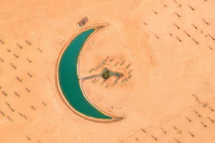 Vẻ ấn tượng của hồ nước hình trăng khuyết lọt giữa sa mạc cằn cỗi-2