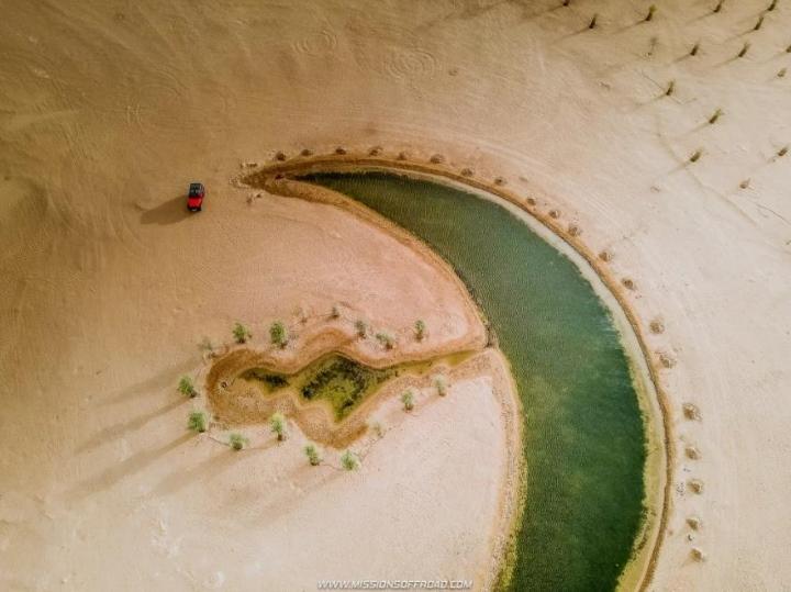 Vẻ ấn tượng của hồ nước hình trăng khuyết lọt giữa sa mạc cằn cỗi-3
