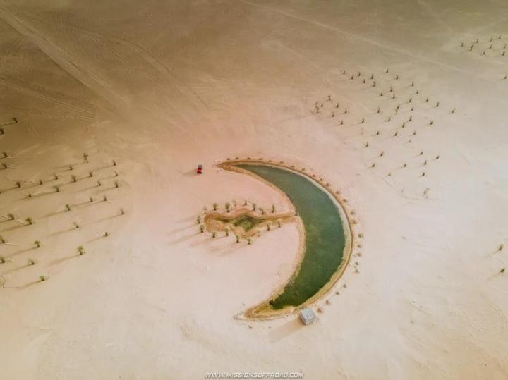 Vẻ ấn tượng của hồ nước hình trăng khuyết lọt giữa sa mạc cằn cỗi-7
