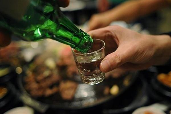 Nam sinh lớp 8 đi khai giảng bị phụ huynh lôi ra cổng hành hung-4