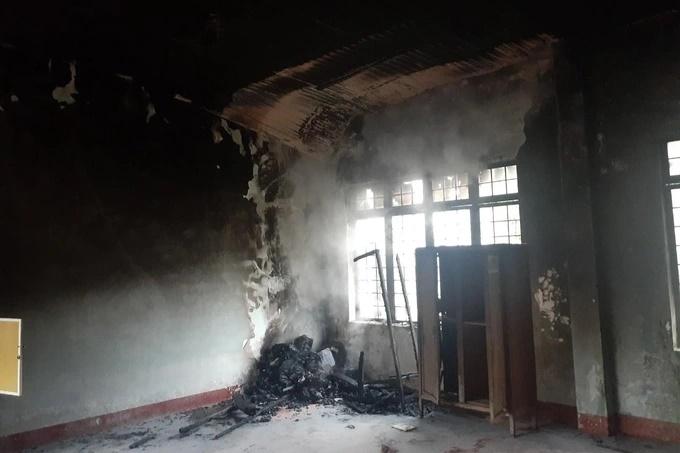 Trường tiểu học bị sét đánh bốc cháy trước ngày khai giảng-2