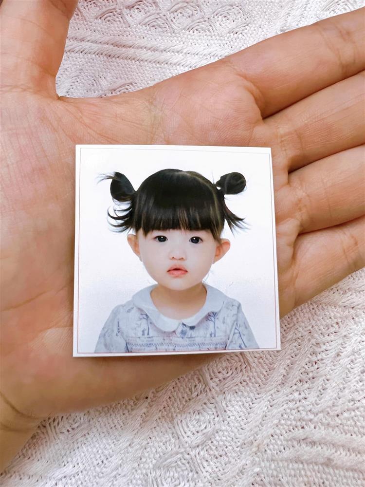 Ảnh thẻ đầu đời cưng xỉu của con gái Đông Nhi-1