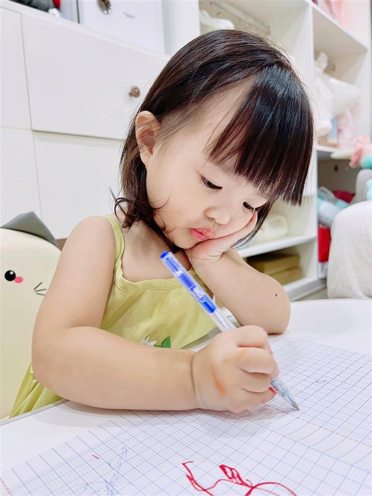 Ảnh thẻ đầu đời cưng xỉu của con gái Đông Nhi-7