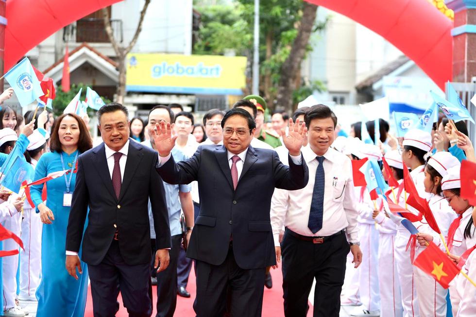 Thủ tướng Phạm Minh Chính đến tham dự lễ khai giảng tại trường tiểu học Đoàn Thị Điểm (Hà Nội) - Ảnh: NGUYỄN KHÁNH