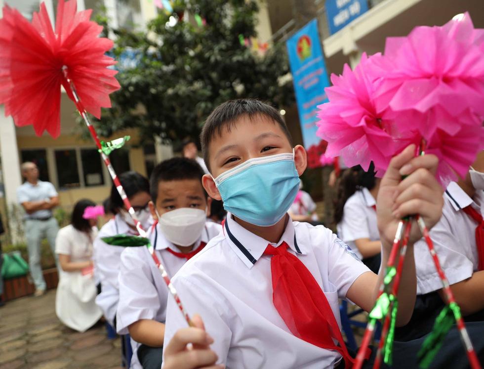 Học sinh trường THCS Giảng Võ, quận Ba Đình, Hà Nội tươi tắn trong ngày khai giảng - Ảnh: TTXVN