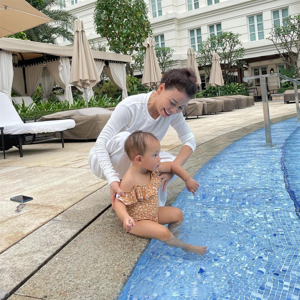Con gái Hà Hồ mặc lại đồ bơi từ hồi 1 tuổi: Giờ ra dáng fashionista nhí-4