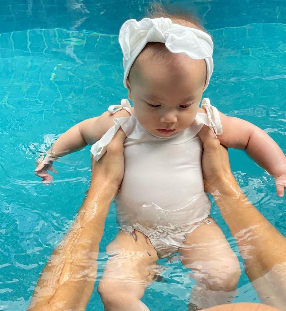 Con gái Hà Hồ mặc lại đồ bơi từ hồi 1 tuổi: Giờ ra dáng fashionista nhí-10