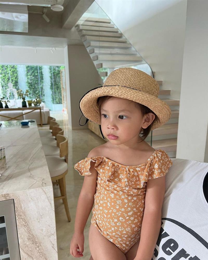 Con gái Hà Hồ mặc lại đồ bơi từ hồi 1 tuổi: Giờ ra dáng fashionista nhí-5