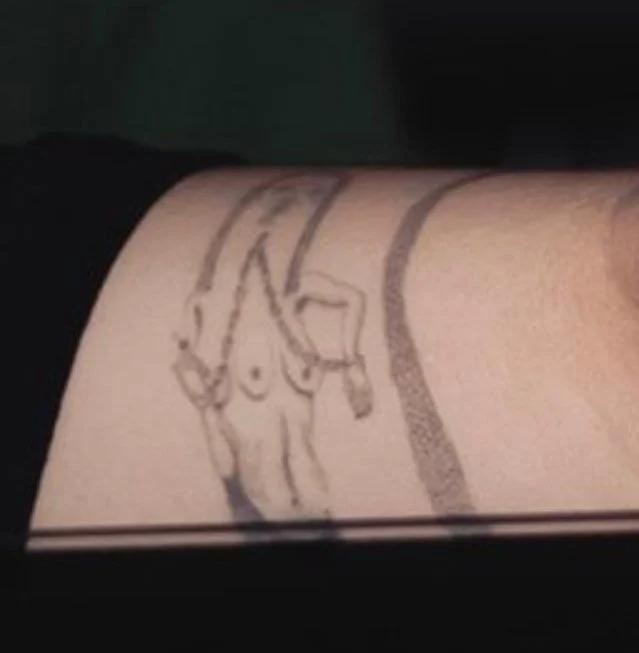 Chaeyoung (TWICE) bị chỉ trích vì hình xăm dung tục-2