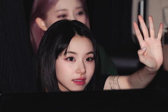 Chaeyoung (TWICE) bị chỉ trích vì hình xăm dung tục