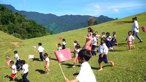 Thầy trò Tu Nấc đón niềm vui của việc học hành bằng tinh thần phấn chấn, cứ có học là có tương lai