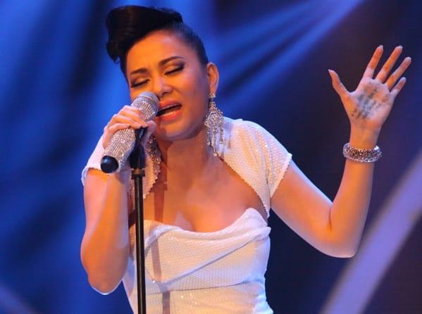 2 màn quay cóp, hát nhìn bàn tay của Thu Minh và Khánh Thy-4