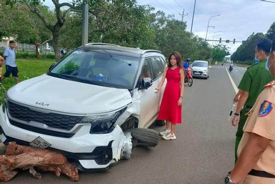 Gây tai nạn, nữ tài xế lái xe nổ bánh bỏ chạy bị phạt 70 triệu đồng