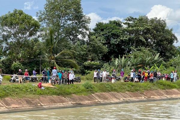 Buồn chuyện gia đình, mẹ ôm 2 con nhỏ nhảy cầu tự vẫn-1