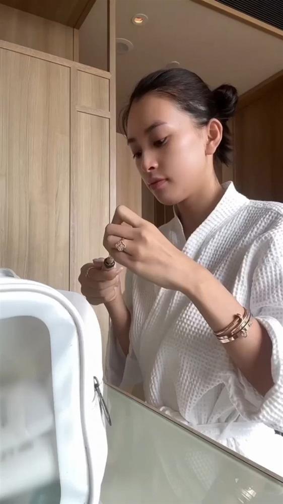 Tiểu Vy nói gì khi bị phát hiện đeo nhẫn ngón áp út?-1