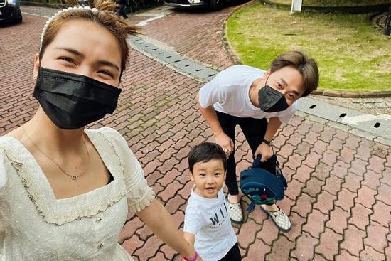 Hòa Minzy xuất hiện bên Minh Hải, úp mở tình cũ có tình mới?